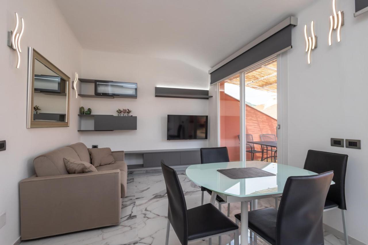 Casa Vacanza " La Rosa " Imperia Liguria エクステリア 写真