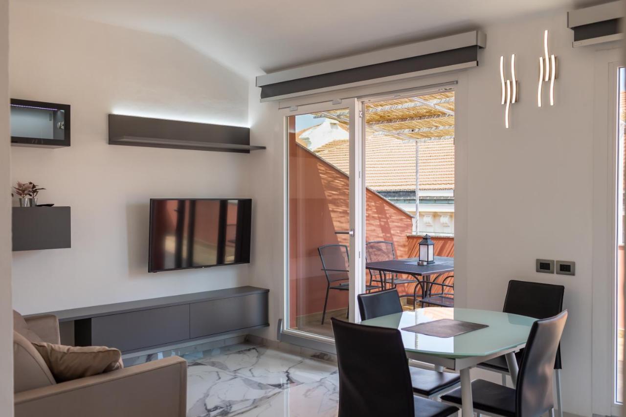 Casa Vacanza " La Rosa " Imperia Liguria エクステリア 写真