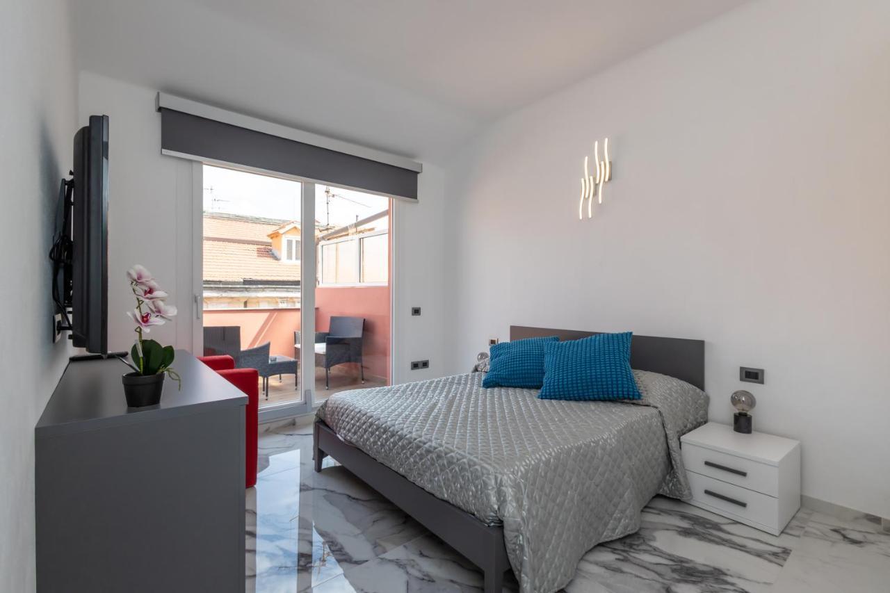 Casa Vacanza " La Rosa " Imperia Liguria エクステリア 写真